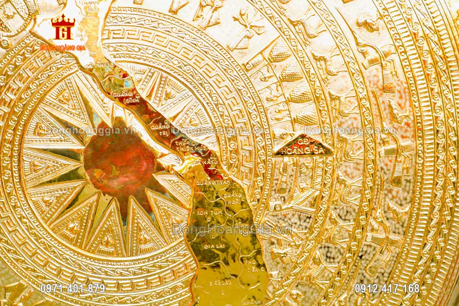 Từng họa tiết trên mặt trống đồng mạ vàng 24K được nghệ nhân chế tác tỉ mỉ và tinh xảo